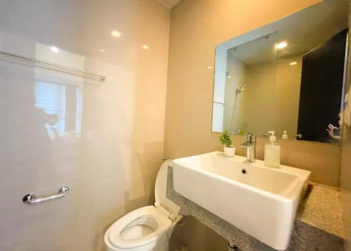 Holiday home Elegant Bgc Across Mitsukoshi Mall #upt27p *