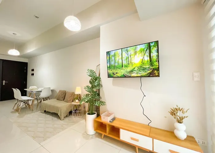 Holiday home Elegant Bgc Across Mitsukoshi Mall #upt27p Manila