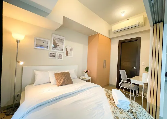 Holiday home Elegant Bgc Across Mitsukoshi Mall #upt27p Manila