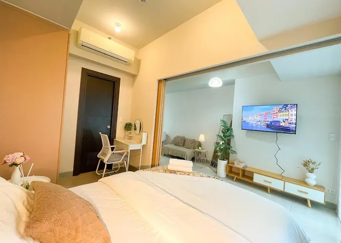 Elegant Bgc Across Mitsukoshi Mall #upt27p Manila